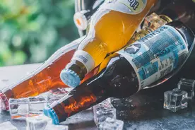 夜读丨饮一杯岁月的酒，往事如昔图片