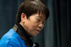 清华保洁阿姨弹钢琴冲上热搜！网友：永远有人正年轻图片