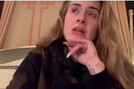 因团队一半人感染新冠，英歌手阿黛尔哭着通知演唱会被推迟图片