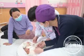 二胎妈妈突然腹痛 宝宝生在车上图片
