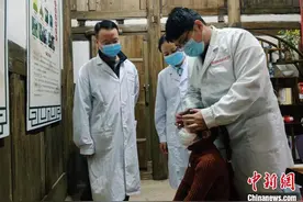 百年喉科外治法传承人：坚持传承与创新“两条腿”走路图片