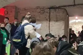 葡萄牙夫妇被困乌克兰防空洞，带食物去边境，还帮人们转移到波兰图片
