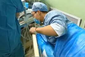 医者本能！他自己意外骨折进了手术室，术前听到手术间设备出故障，先修了设备图片