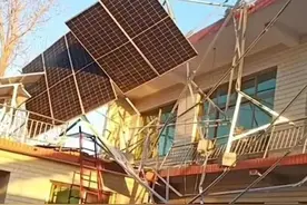 损失惨重！某地屋顶光伏电站被大风掀翻图片