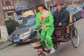 唐山街头假人骑三轮车载客实现无人驾驶？交警：将调查制止图片