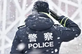 警花与进出奥运村大巴车上运动员达成“无声的约定”图片