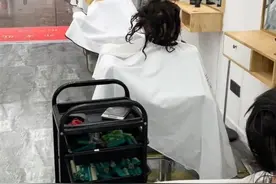安徽一托尼老师拿假人扮顾客假装店里满座：生意清淡，聊以自乐图片