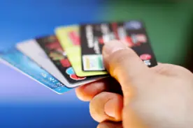 傻傻“被分期”支付巨额手续费，提前还款又要交违约金，多银行下线信用卡“自动分期”业务图片