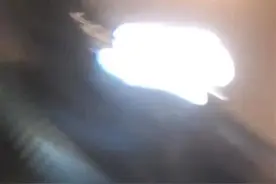 手机掉进沸腾油锅仍在继续拍摄！主人：捞起还能用，油条挺好吃图片