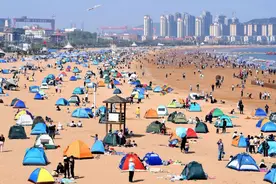 五一旅游数据公布：出游人次恢复至疫情前66.8%，旅游收入恢复至44%图片