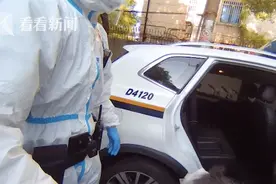 百岁老人摔伤换药难 民警暖心护送就医：年轻人力气有的是图片