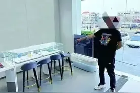 男子卖手机想“金蝉脱壳”？警方：跑不了图片