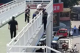 过街天桥上演惊心大营救，聊城三位老师勇救轻生老人图片