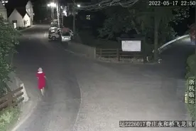 100多斤小电驴随手扛，这个红色连衣裙“女人”力大无穷？杭州民警揭开谜底……图片