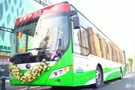 公交车变定制婚车 新娘自驾送亲图片