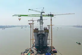 震撼！全球首台万吨米级塔机傲立长江 中联重科缔造“速度质量”双神话图片