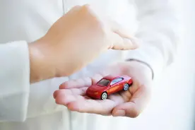 冰雹砸车后，如何进行保险理赔？图片