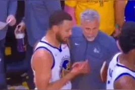 库里G5第四节曾和训练师示意自己食指情况，但无伤情报道图片