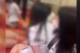 扫黄现场：佛山一酒店KTV涉卖淫嫖娼，10余名女子被反绑坐在地上图片