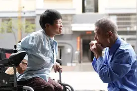 “长不大”的女儿，爸爸永远是你的“大朋友”图片