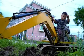 2岁男孩会开挖掘机，驾龄1年半！造玩具的老爸也火了图片
