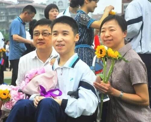 校长半蹲为他拨穗，“轮椅学霸”背后的故事太励志