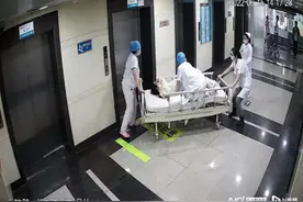 产妇突发脐带脱垂，她跪着托举胎儿16分钟图片