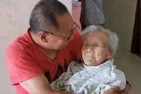 湖南52岁儿子抱着百岁妈妈就医感动全网，网友：小时候她也是这么抱你的图片