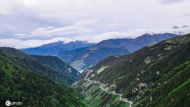 探访中国熊猫大道 雪山、草地、湖泊美景宜人