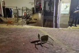 “咣”一声，5斤多的“铁疙瘩”从天而降！楼下有居民正在乘凉图片