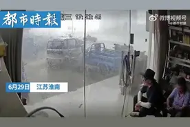 危险！大风天女子关玻璃门时，门突然炸裂！人也被风吹跑…图片