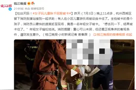 尬出天际！女子玩儿童秋千屁股被卡，网友：连夜逃离地球图片
