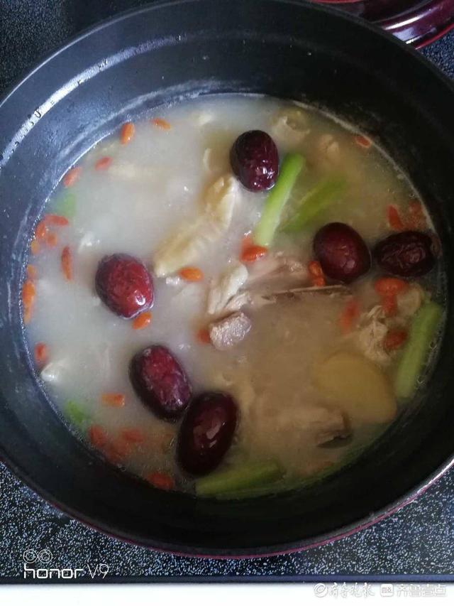 为什么炖瘦肉花胶汤会奶白色的 2026年花胶炖出来的汤是奶白色正常吗