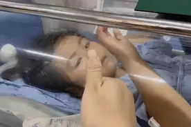 两年前瘫痪的小女孩，跑起来了图片