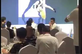 辣眼睛！重庆一基层医学研讨会上现钢管热舞，回应：会后助兴表演图片