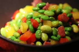 下厨房｜彩椒炒毛豆，夏日里的下饭清凉餐图片