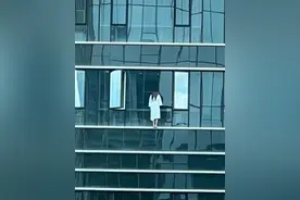 穿浴袍站楼外女生发声：前男友不忠于感情 感恩消防员给了自己第二次生命图片