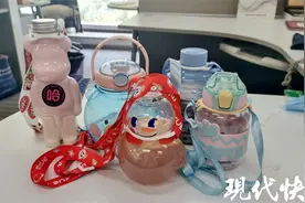 夏日补水新网红！颜值高、解放双手的背带式“吨吨杯”火出圈图片