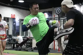 他们仨，年龄差了几十岁，一起打拳一起面对困难｜搏击爱好者群像图片