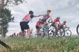 这就是爱？博塔斯现身女子环法赛为女友加油 送水+鼓劲不亦乐乎图片