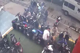 电动车电池屋内充电爆燃，8岁男孩被严重烧伤：“爸爸，对不起，要花那么多钱！”图片