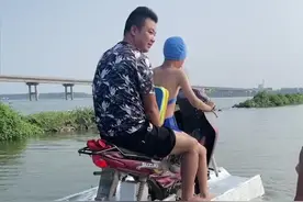 高手在民间 老人自制马达划艇带孙子孙女消暑玩图片