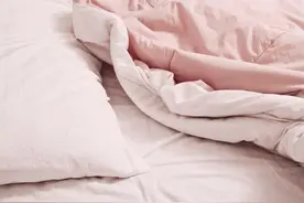 盖被子是国人骨子里的习惯，中医专家：再热都要护好这两处图片