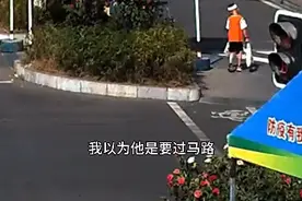 萌娃给执勤民警送水开心到“飞起”，民警：凉在嘴里，甜在心里图片