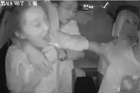 哈尔滨一醉酒女乘客因车内抽烟被拒殴打司机，警方：依法拘留10日图片
