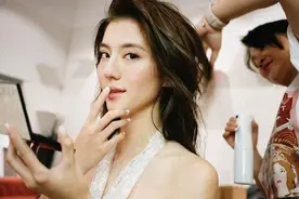 泳装照被批「胸部下垂、直筒腰」！吴千语霸气晒无P照回击被赞翻图片