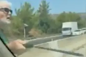 以色列一司机被超车后持砍刀威胁超车者，视频被拍流传网络图片