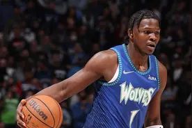 康奈利：爱德华兹休赛期训练得十分刻苦图片