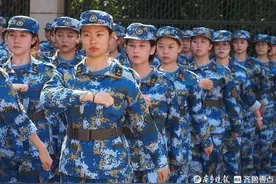 青春又靓丽，山东师范大学军训女生队列的风采图片