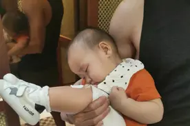 花式带娃有新招！奶爸用抽屉变摇摇车哄娃图片